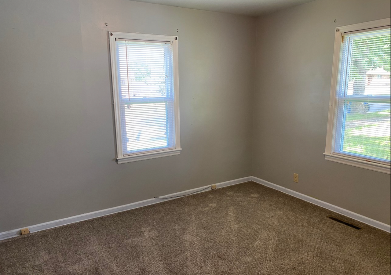 902 N Grand St - Photo 7 of 12
