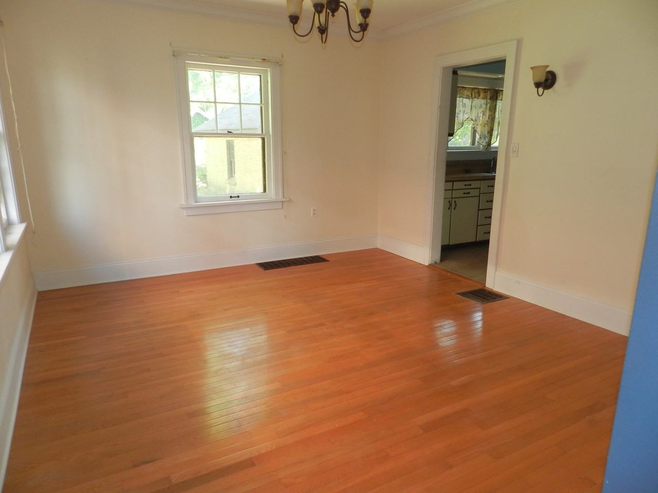 2112 Auburn St - Photo 2 of 7