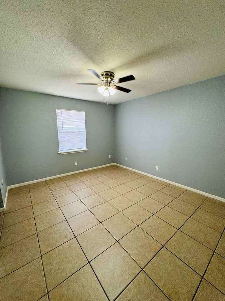 Oak Tree Apartments - 802 - Photo 2 of 9