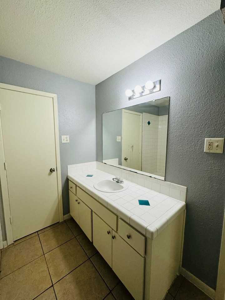 Oak Tree Apartments - 802 - Photo 3 of 9