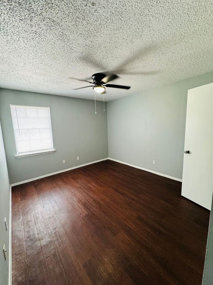 Oak Tree Apartments - 812 - Photo 2 of 7