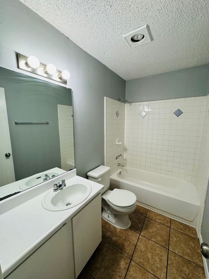 Oak Tree Apartments - 812 - Photo 3 of 7