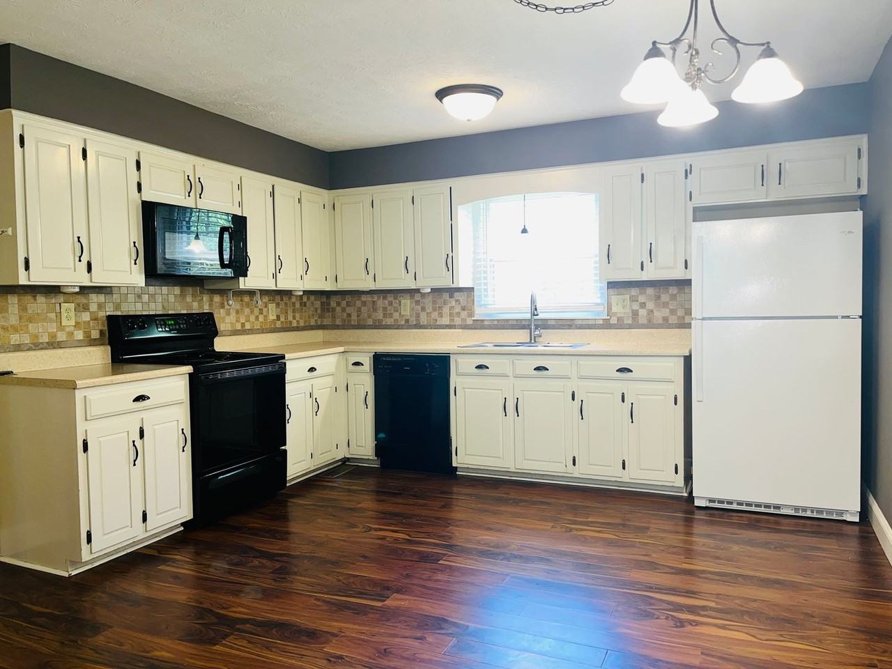 209 Lake Forest Dr - Photo 2 of 26