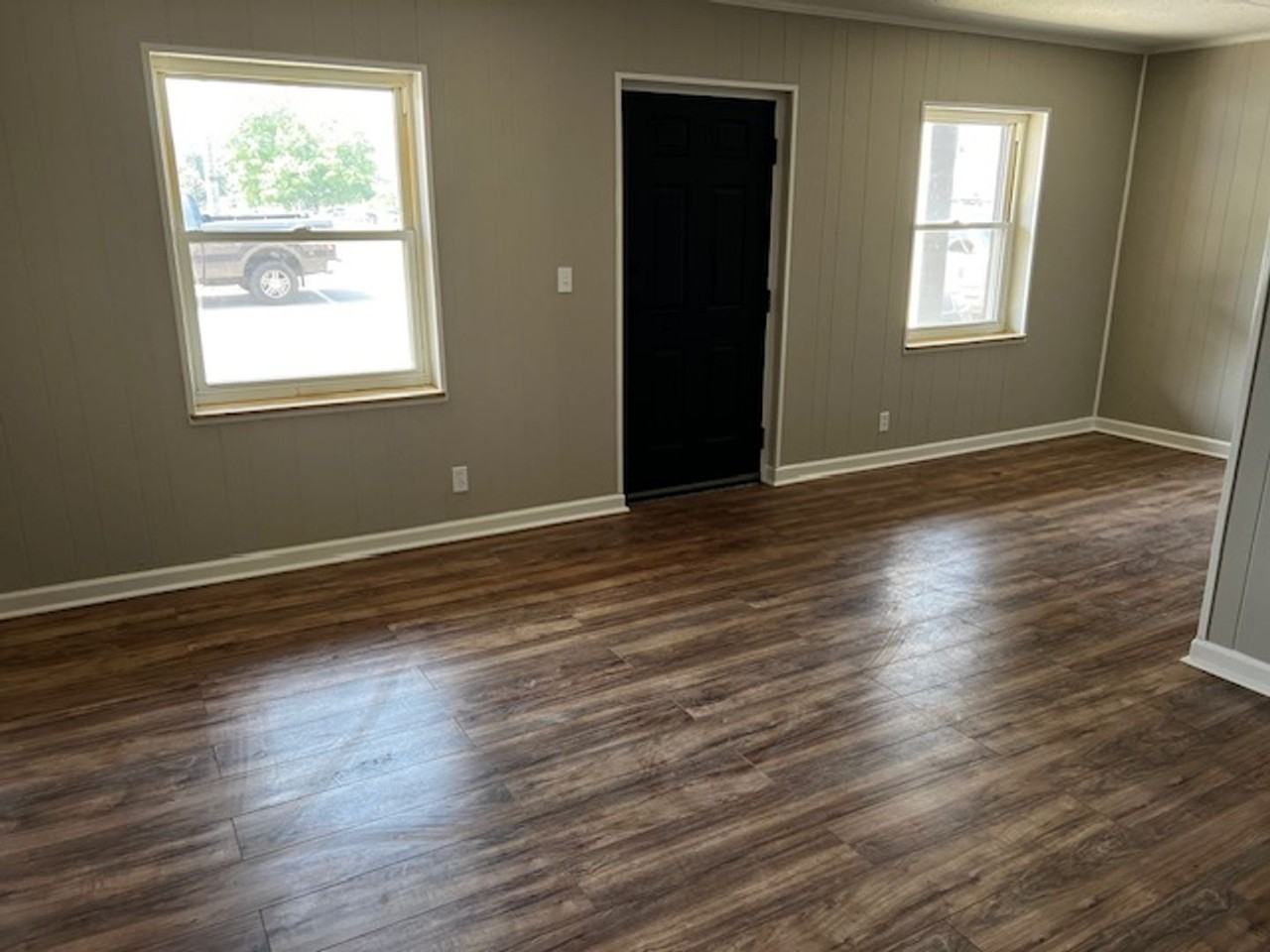 756 Lawrence Ave - Photo 2 of 6