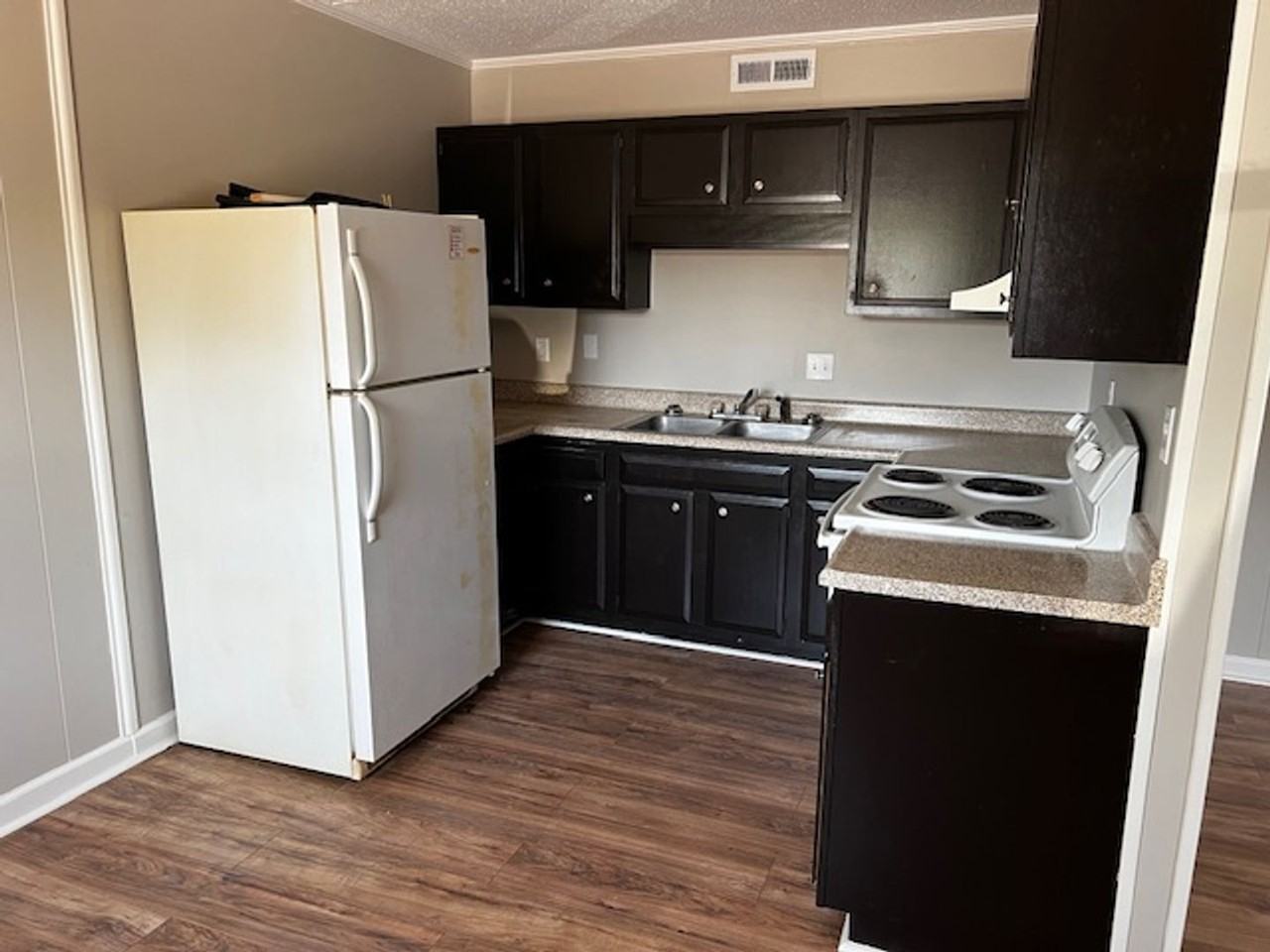 756 Lawrence Ave - Photo 3 of 6