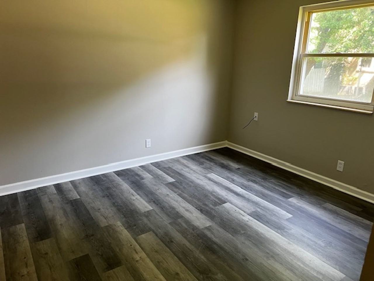 756 Lawrence Ave - Photo 4 of 6