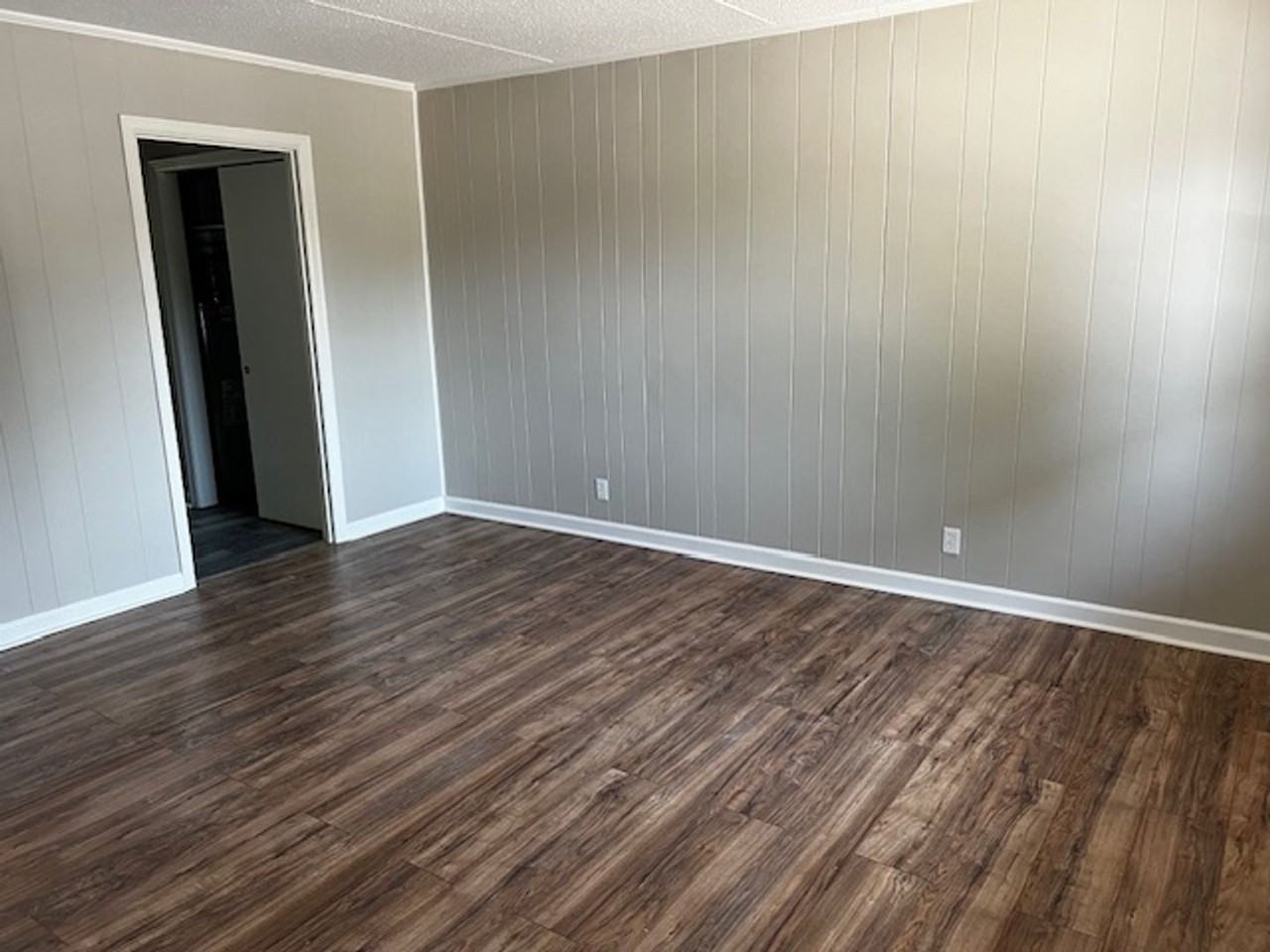 756 Lawrence Ave - Photo 5 of 6