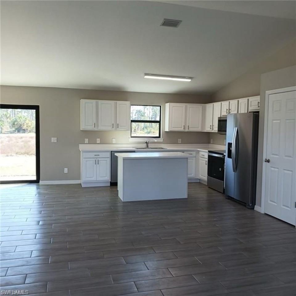 1019 Winters St E #NA - Photo 3 of 6