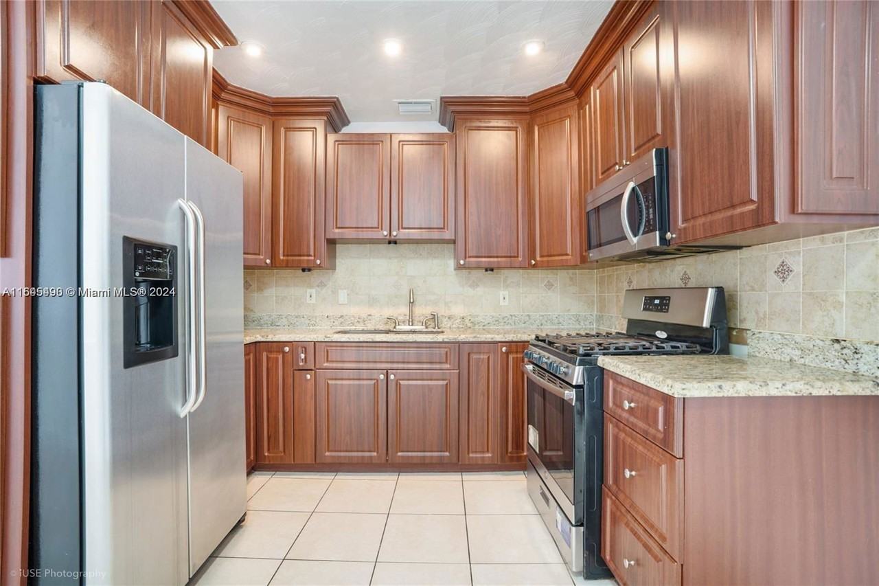 2406 N 28th Ave - Photo 3 of 8