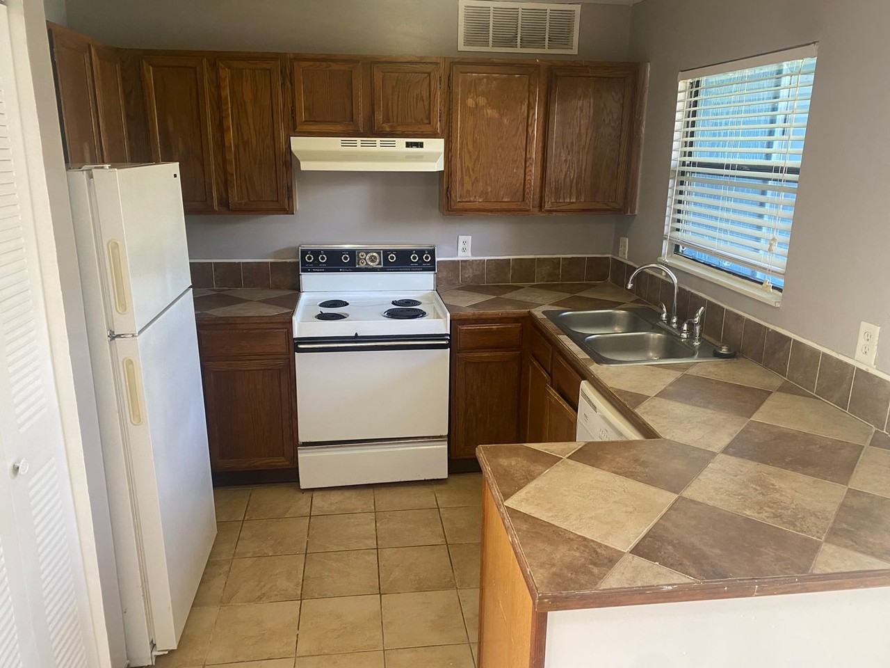 2811 D-23 2811 S.W. Archer Rd. - Photo 2 of 5