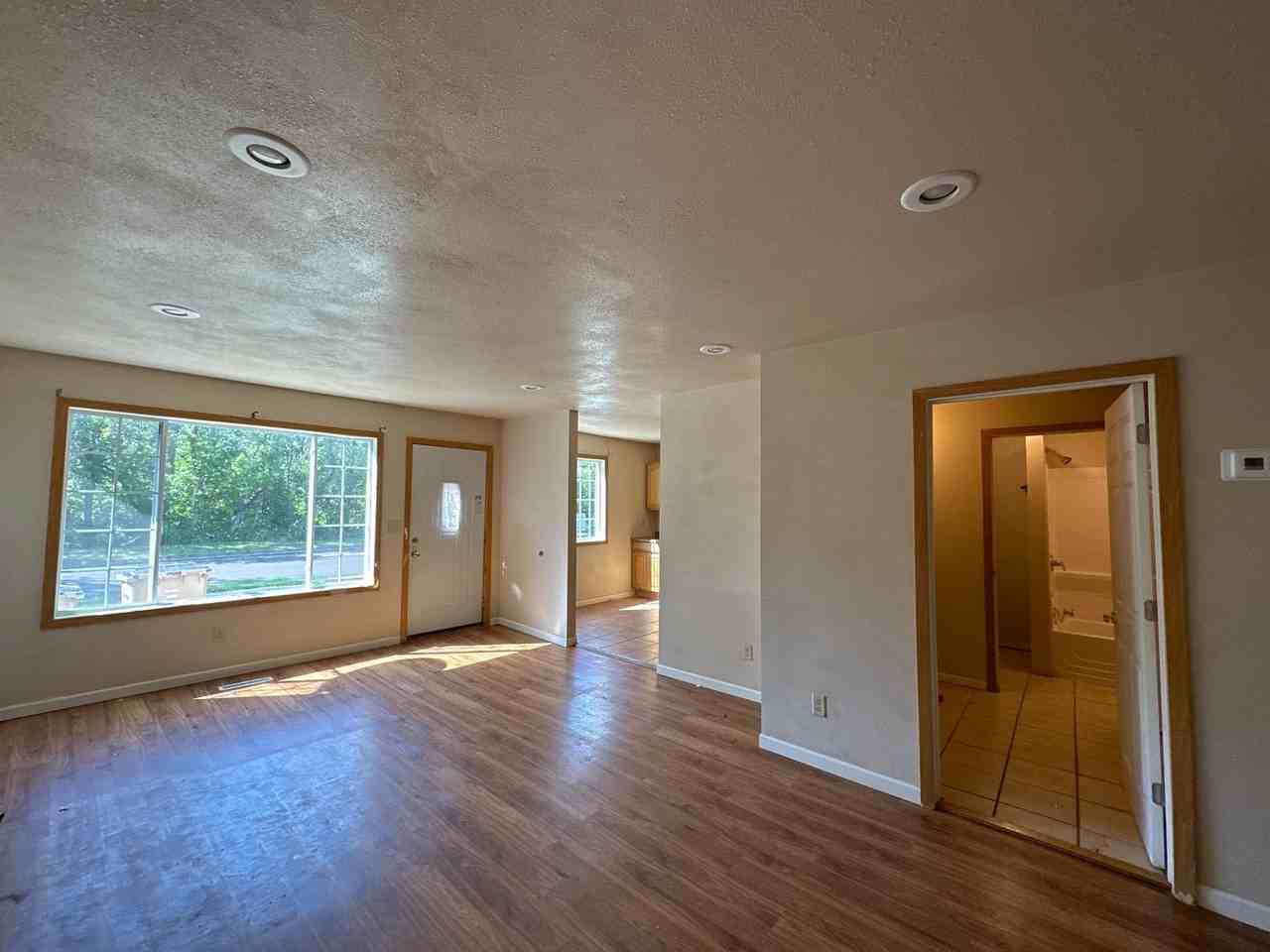 315 17th St Se - Photo 3 of 10