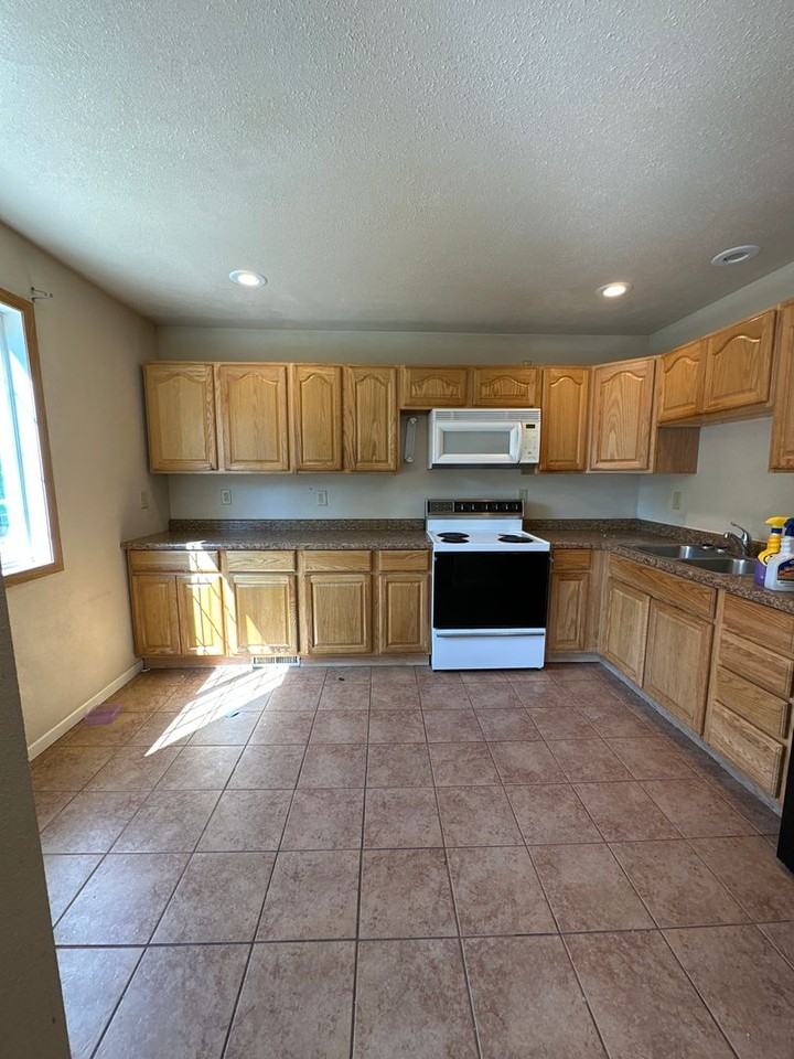 315 17th St Se - Photo 4 of 10