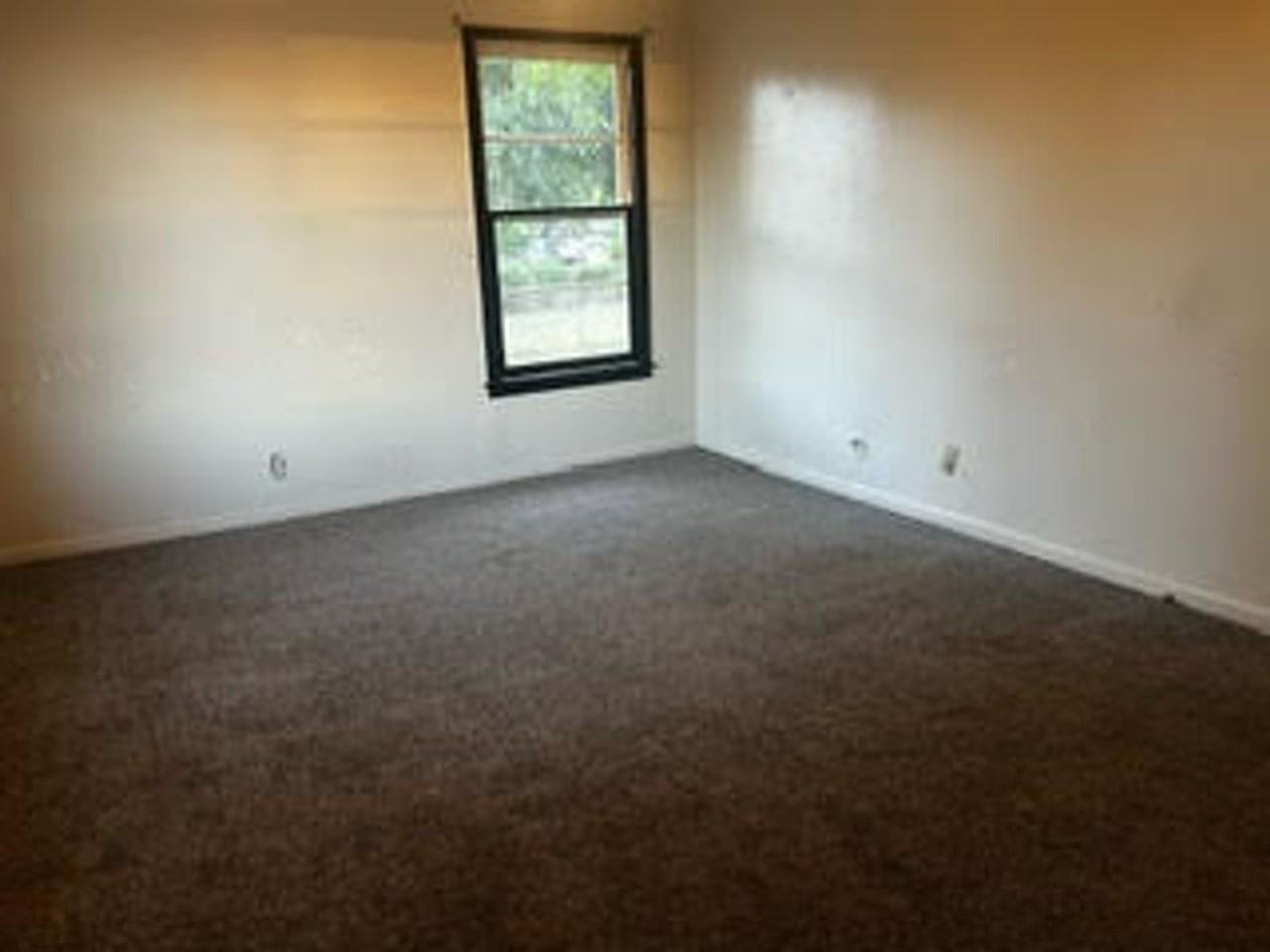594 N Harbin Dr - Photo 4 of 6