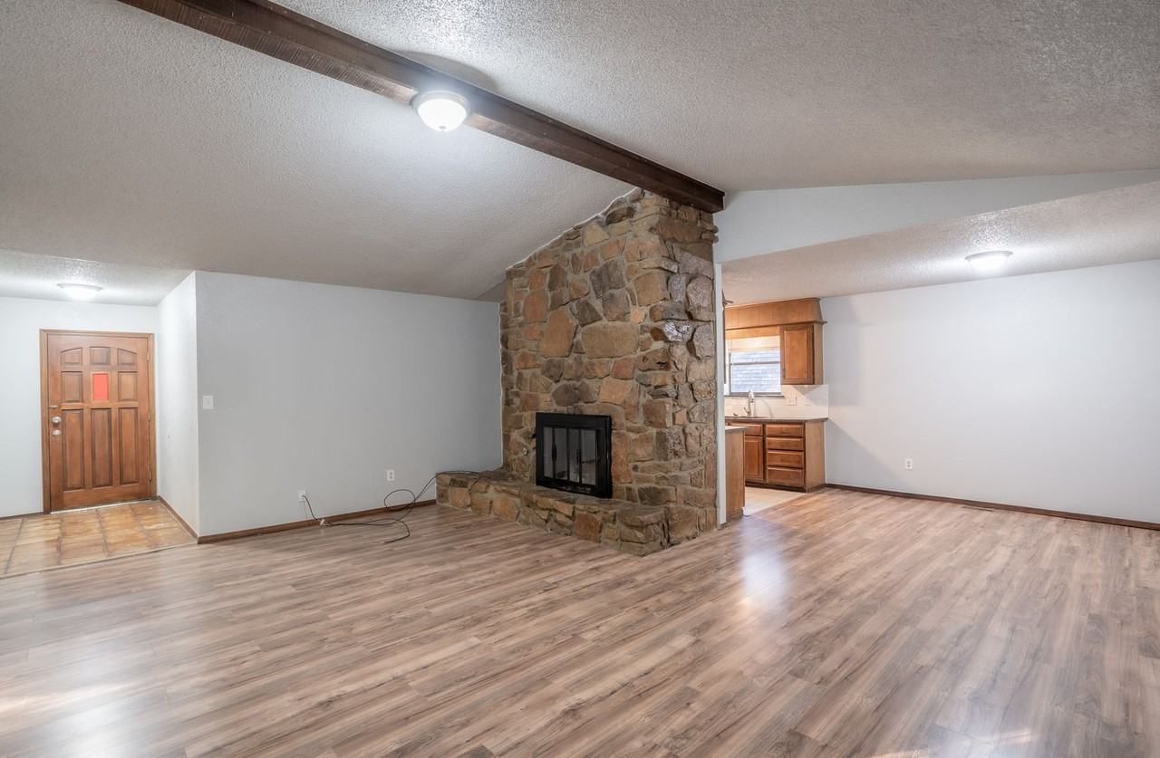 1100 W Queens St - Photo 4 of 18