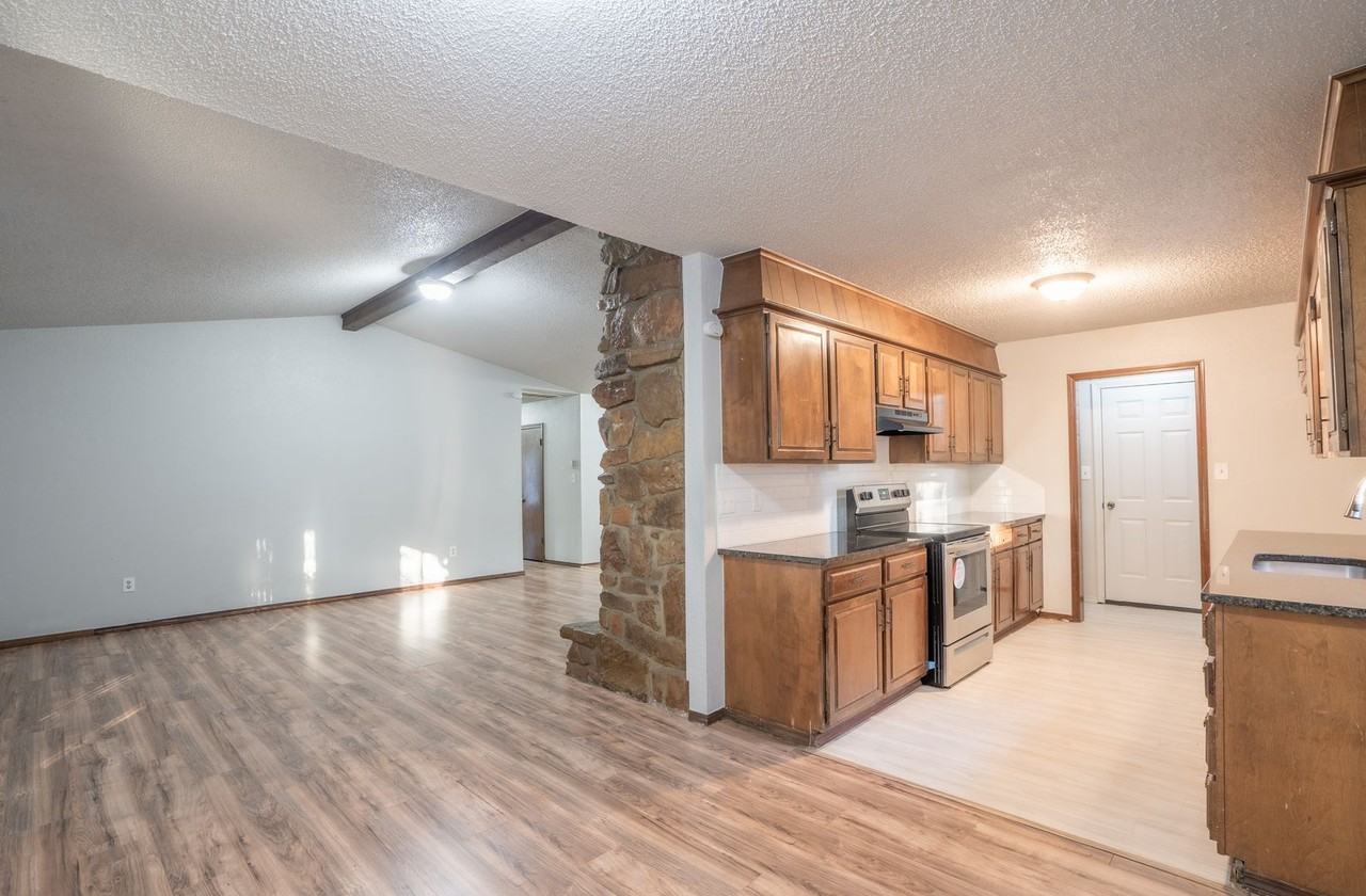 1100 W Queens St - Photo 5 of 18