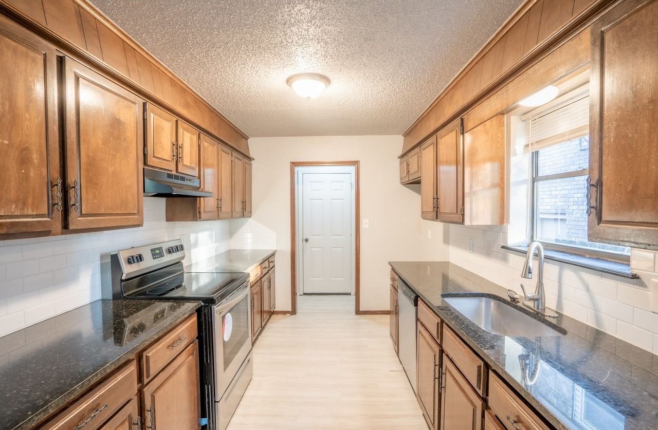 1100 W Queens St - Photo 7 of 18