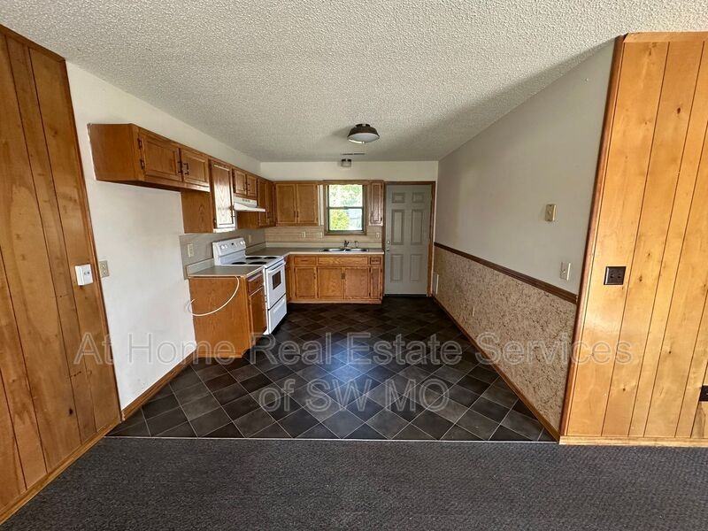 327 W Elm St #A - Photo 3 of 6