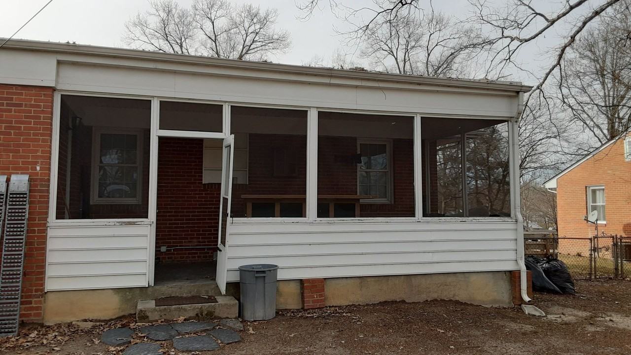2213 Mendota Dr - Photo 4 of 17