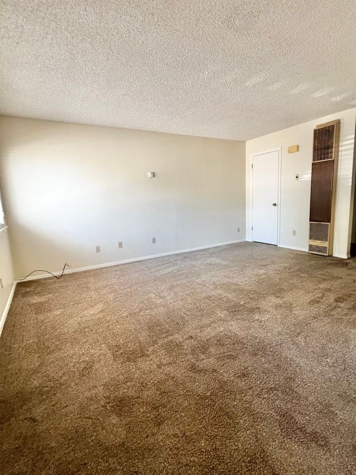 194 N Nevada St - Photo 2 of 8