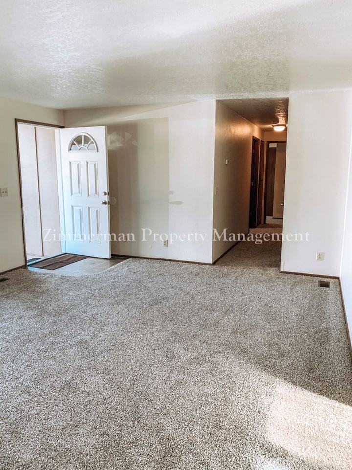 1375 Pennoyer Ave - Photo 3 of 16