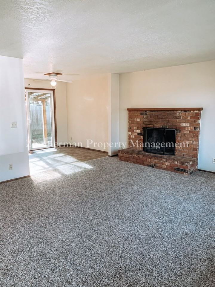 1375 Pennoyer Ave - Photo 2 of 16
