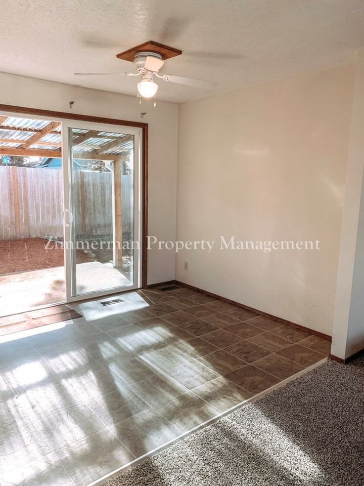 1375 Pennoyer Ave - Photo 4 of 16