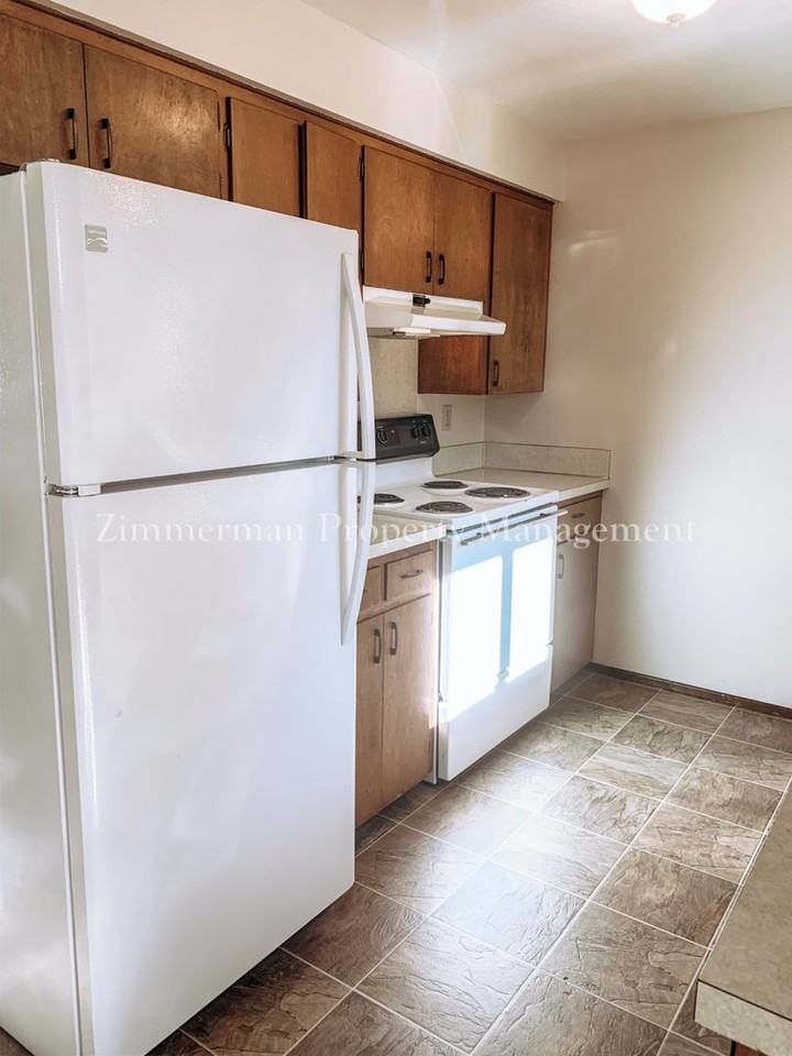 1375 Pennoyer Ave - Photo 5 of 16