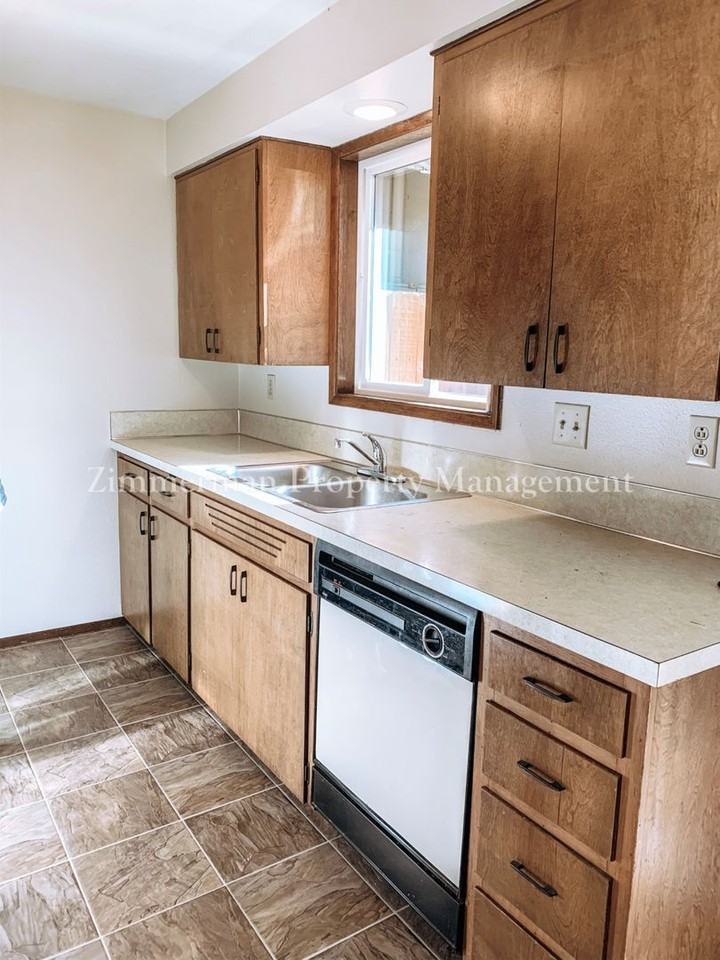 1375 Pennoyer Ave - Photo 6 of 16
