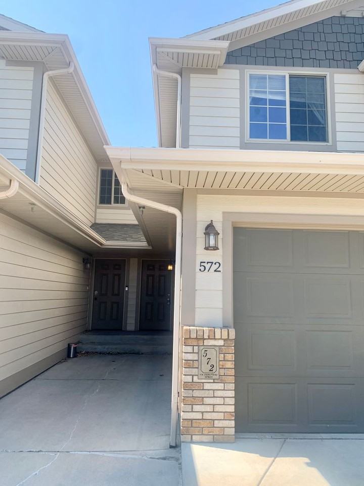 572 Killarney St - Photo 2 of 24