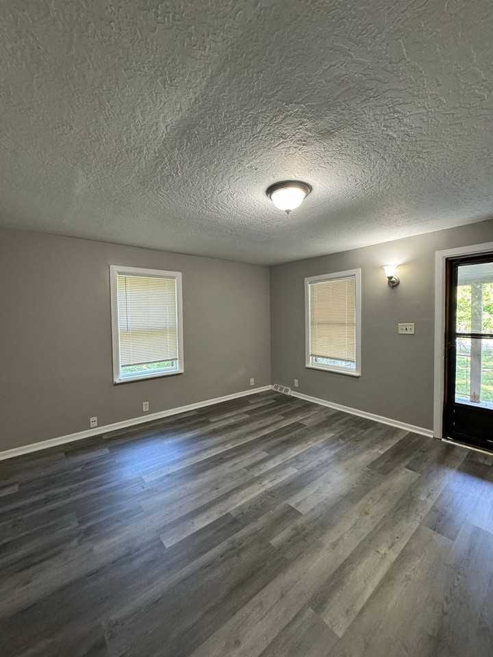 1305 W Waldo Ave - Photo 2 of 15