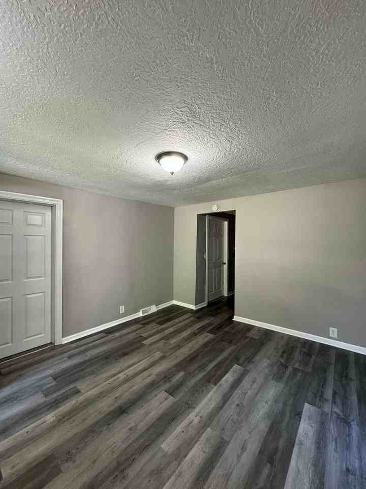 1305 W Waldo Ave - Photo 3 of 15