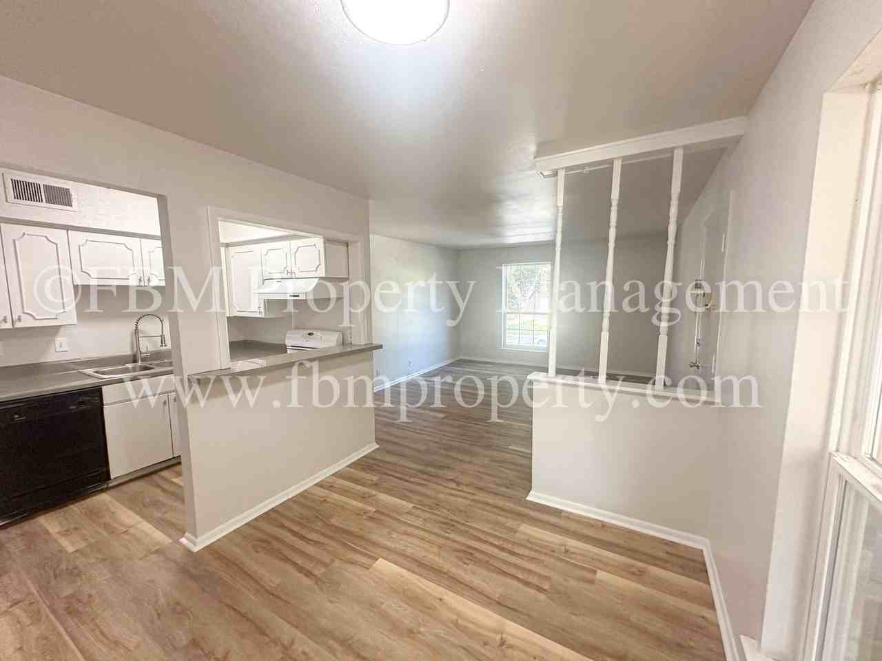 Colonial Manor - Photo 3 of 30