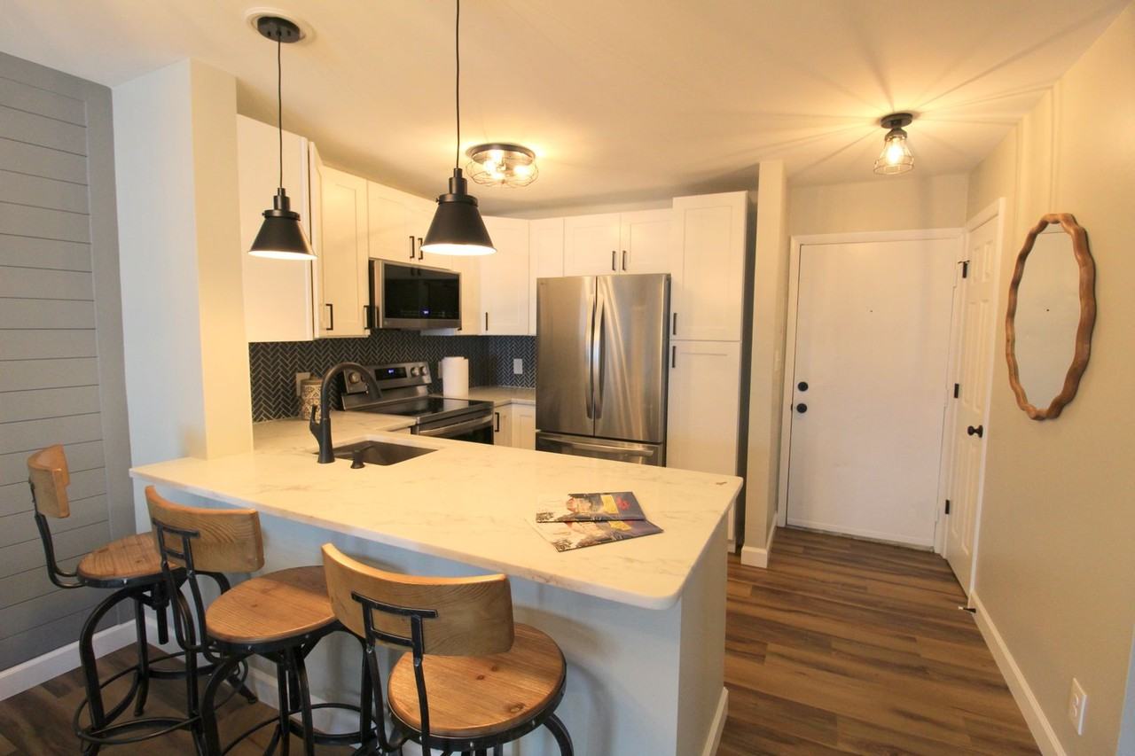 1340 Hunters Rd Apt G - Photo 2 of 36