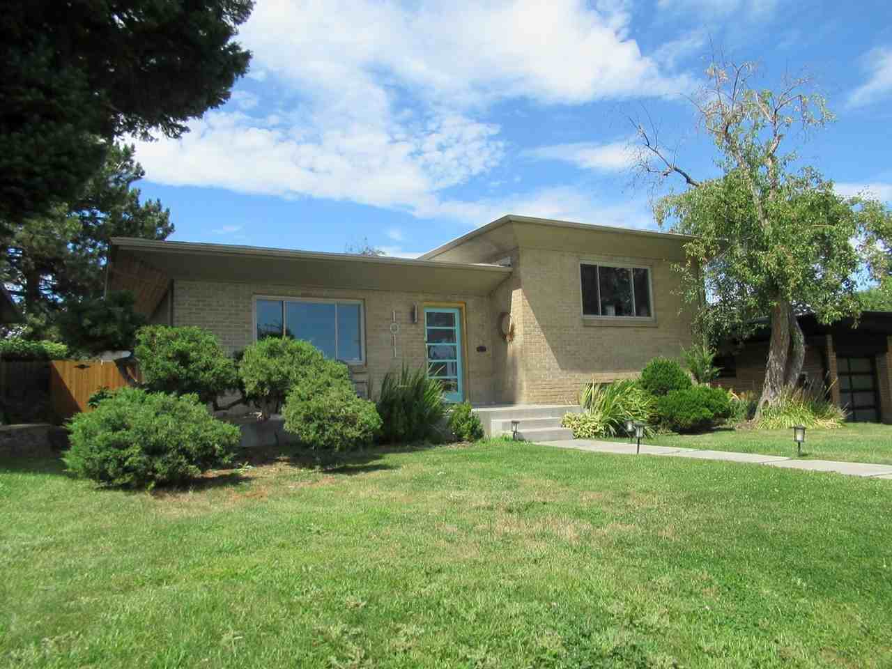 1011 S Harrison St - Photo 2 of 50