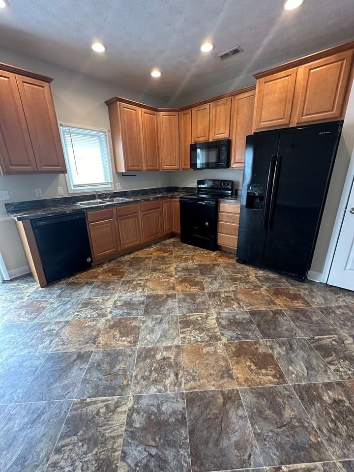 173 Cedar Point Ln - Photo 3 of 9