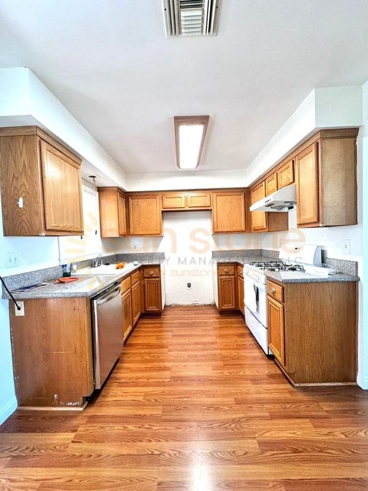 5018 N Reeder Ave - Photo 3 of 16