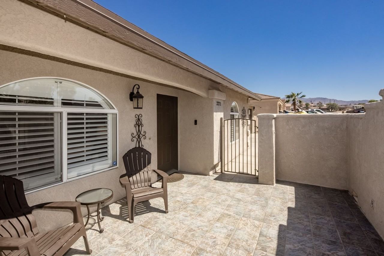 2271 Rainbow Ave N - Photo 2 of 23