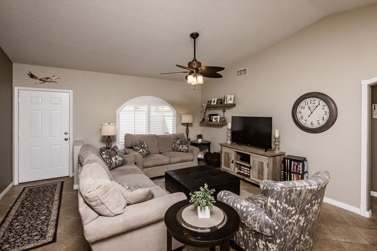 2271 Rainbow Ave N - Photo 3 of 23