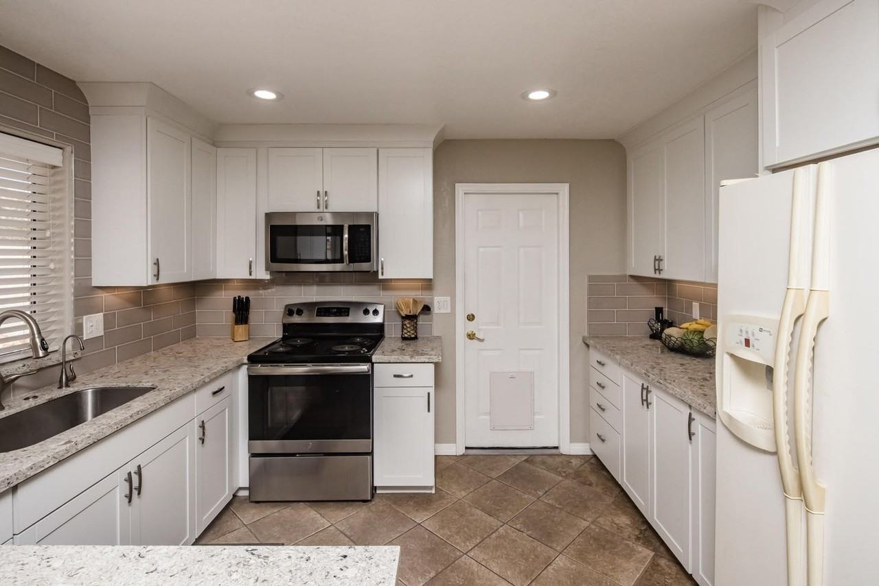 2271 Rainbow Ave N - Photo 6 of 23