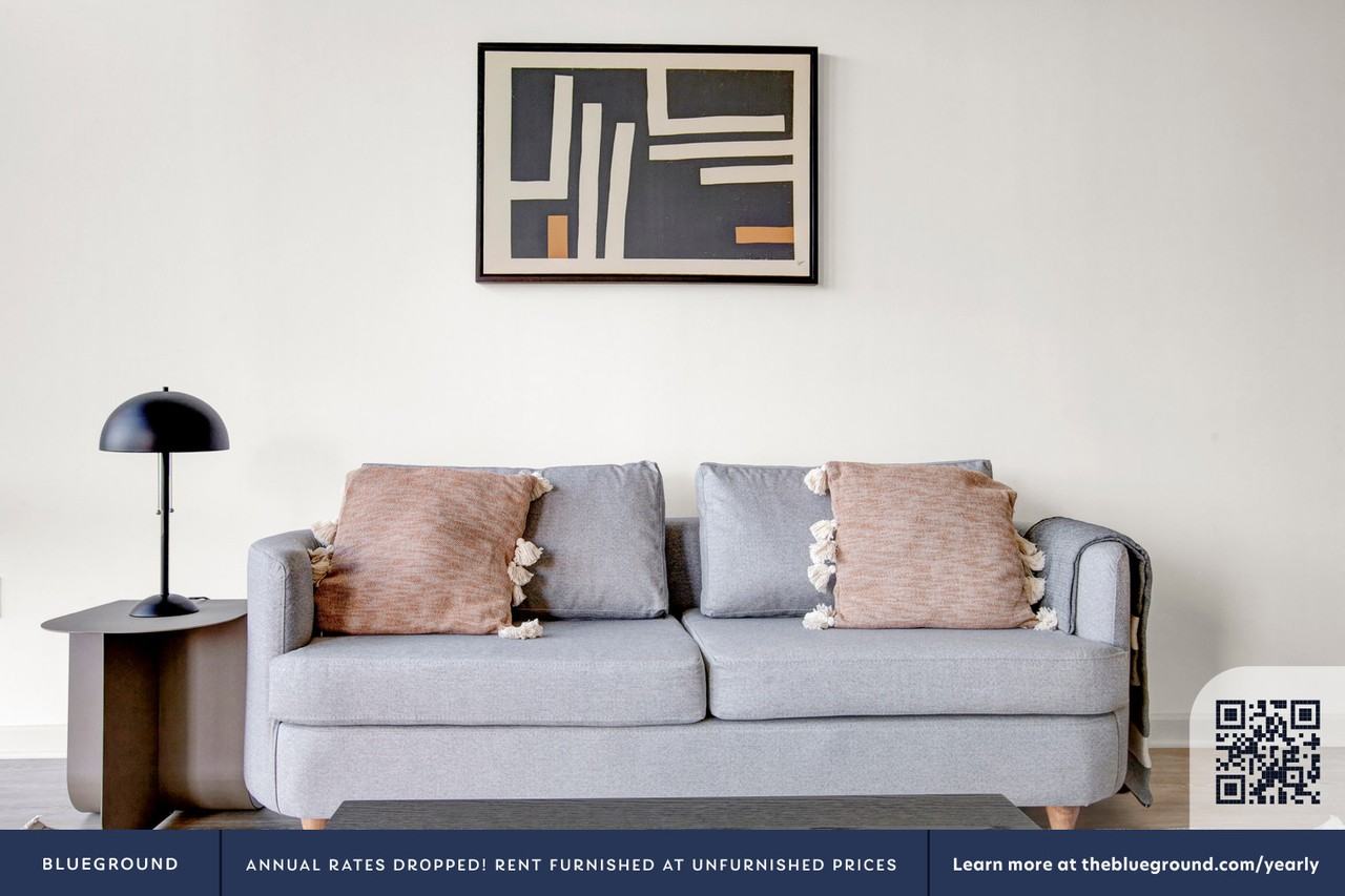 7077 Woodmont Avenue - Photo 4 of 41