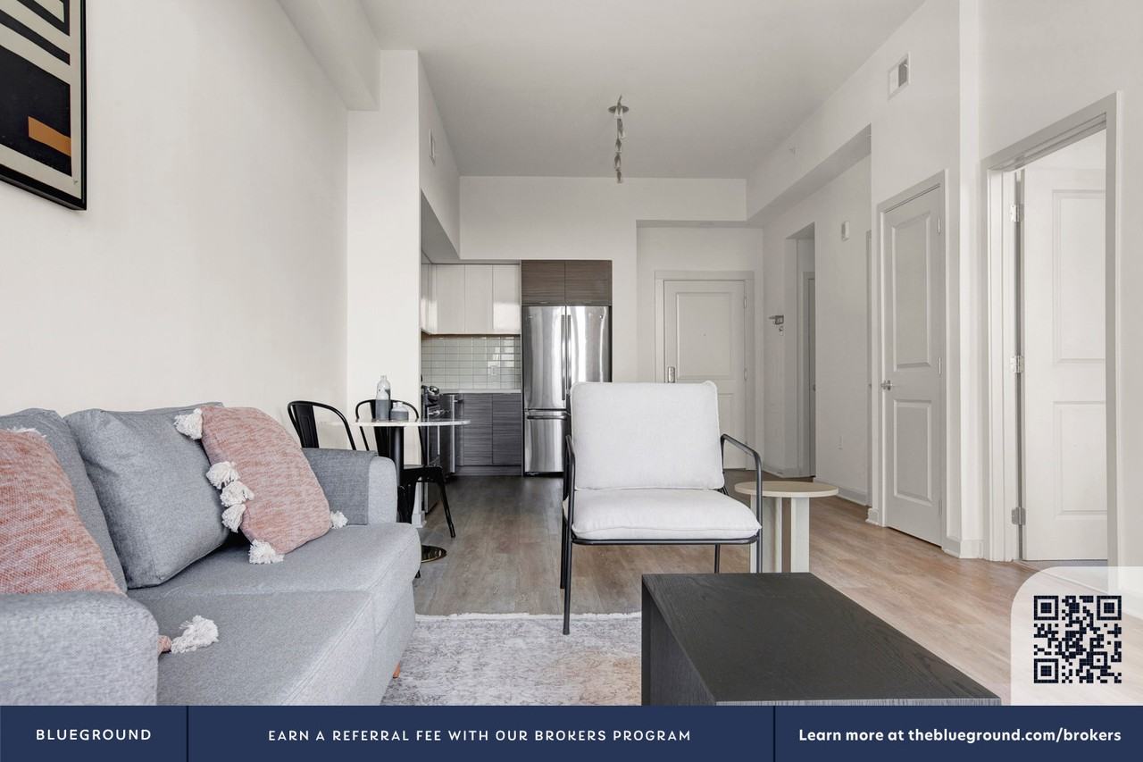 7077 Woodmont Avenue - Photo 5 of 41