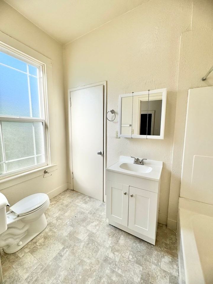 220 Oak Street - Photo 5 of 13