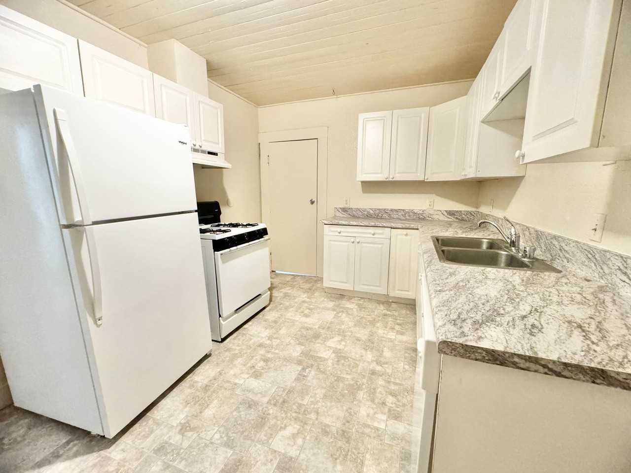 220 Oak Street - Photo 7 of 13