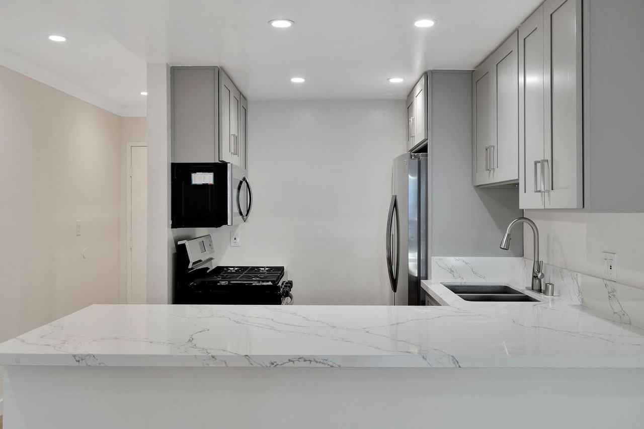 Vista Luxury Investments, LLC - Photo 5 of 40