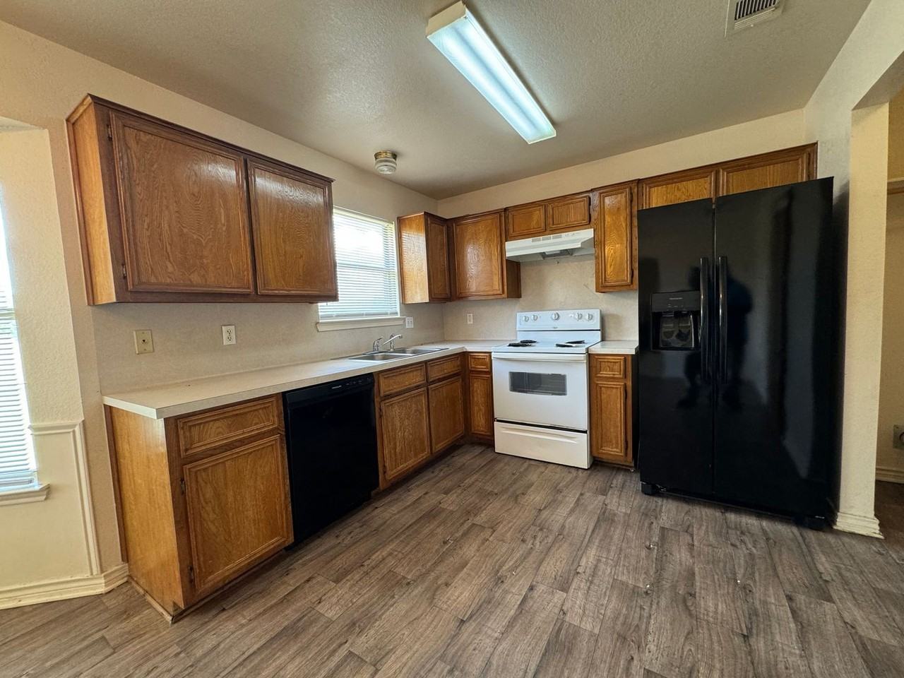 601 Lisa Ln - Photo 5 of 17