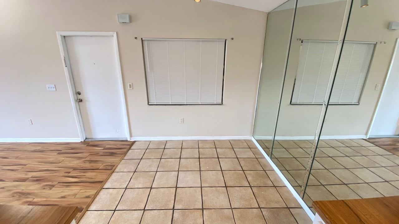 5169 Vineland Rd #B208 - Photo 6 of 19