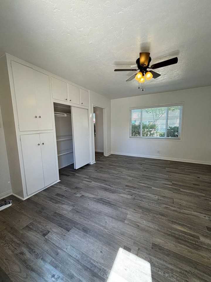 Oak, 2304 - Photo 2 of 24