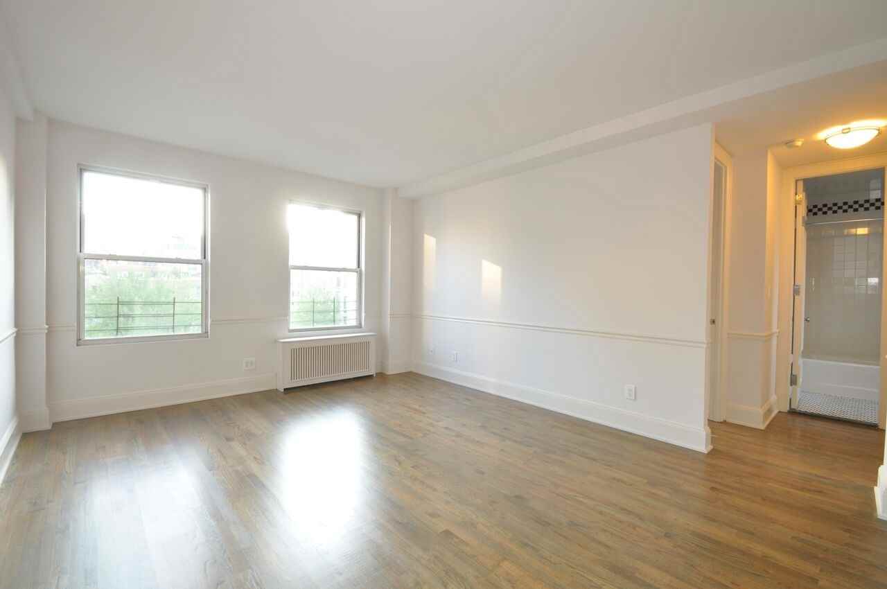23rd Street 8E, New York, NY 10171 3 Bedroom Apartment for 5,700