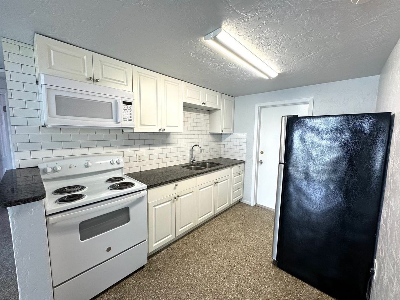 319 & 321 9th St Dr W - Photo 3 of 7