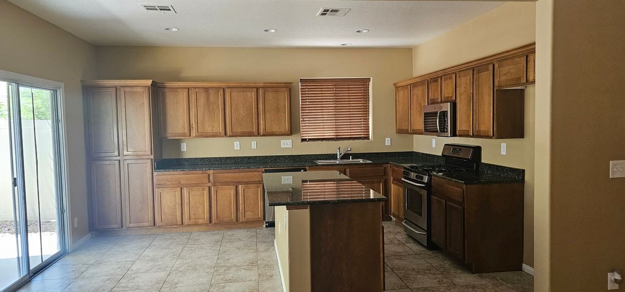 9018 Winchester Ridge Street - Photo 3 of 15